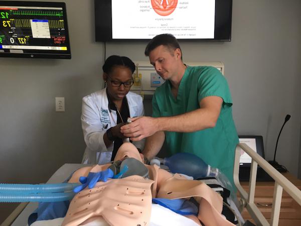 护理专业学生使用医用人体模型测试插管方法.